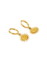 Hoop Ohrringe in Gold mit einem Sonnen Anhänger 18k vergoldet - LYMAJA